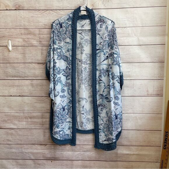 CHICOS RUANA WRAP STYLE KIMONO WITH CROCHETED TRIM IN BLUE FLORAL - Picture 1 of 5